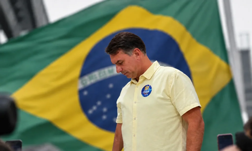 Flávio Bolsonaro (PL) divulgou uma  carta nesta quarta-feira (28) em que se apresenta como o “verdadeiro presidente eleito do Brasil” e questiona o resultado das eleições. Após chegar aos Estados Unidos com a família, o senador acusou adversários políticos de fraude eleitoral e afirmou que pretende continuar atuando na política brasileira mesmo fora do país.