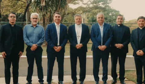 Flávio Bolsonaro visita arcebispo de Brasília e recebe imagem de Nossa Senhora Aparecida