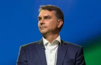 Flávio Bolsonaro segue postura do pai e não reconhece vitória de Lula