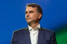 Flávio Bolsonaro segue postura do pai e não reconhece vitória de Lula
