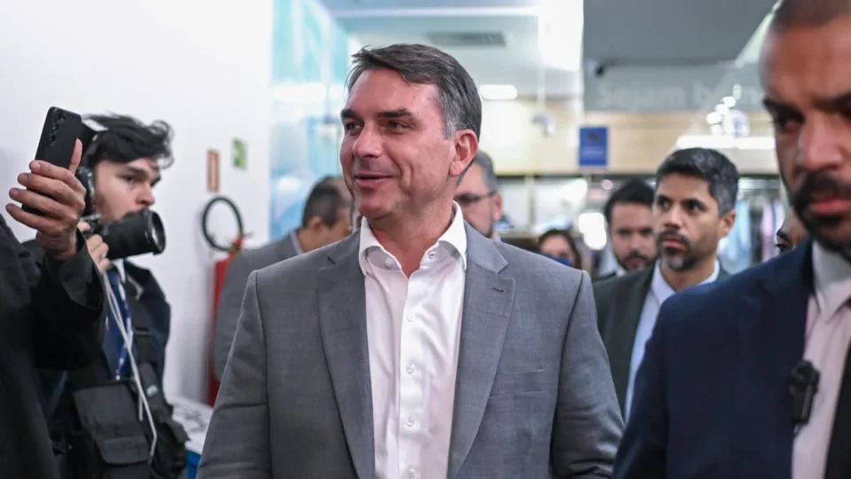Republicanos oficializa apoio a Flávio Bolsonaro no 2º turno contra Lula