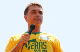 Flávio teria pago R$ 600 mil a empresa que oferece sistema de IA para manipular eleições, afirma Intercept