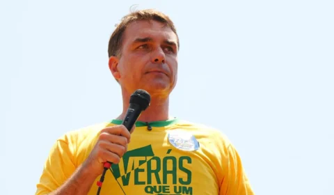 Flávio teria pago R$ 600 mil a empresa que oferece sistema de IA para manipular eleições, afirma Intercept