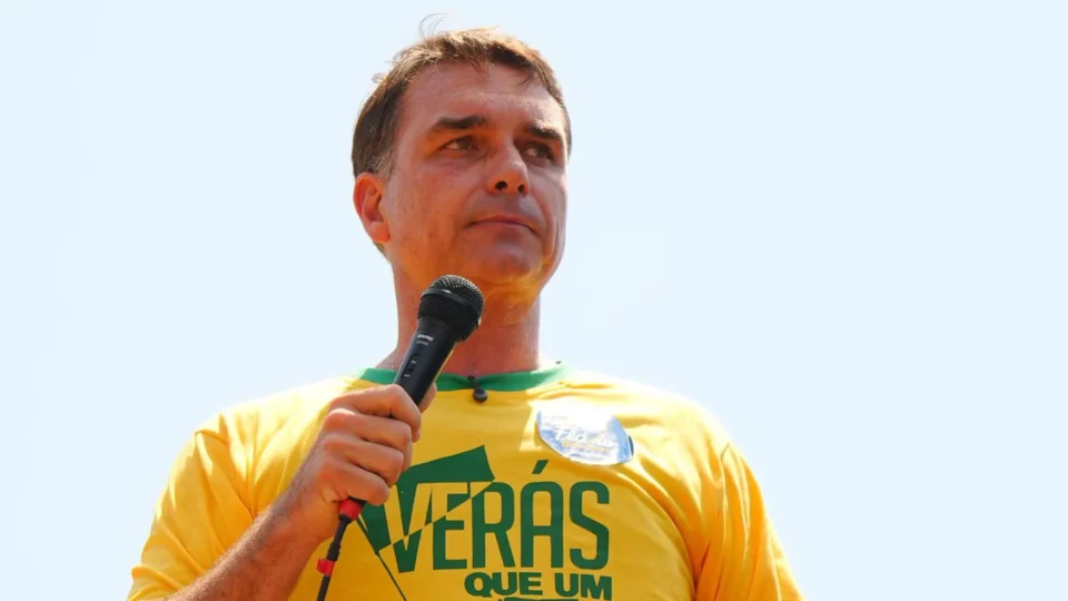 Flávio teria pago R$ 600 mil a empresa que oferece sistema de IA para manipular eleições, afirma Intercept