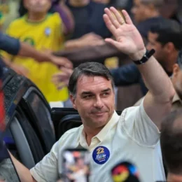 Flávio Bolsonaro prepara encontro com aliados para acompanhar apuração em Brasília