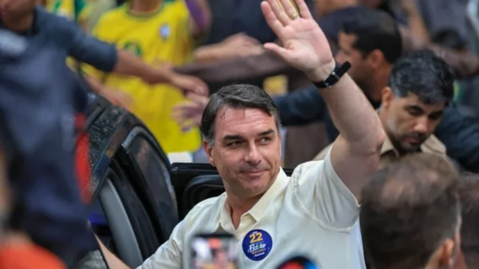 Flávio Bolsonaro prepara encontro com aliados para acompanhar apuração em Brasília