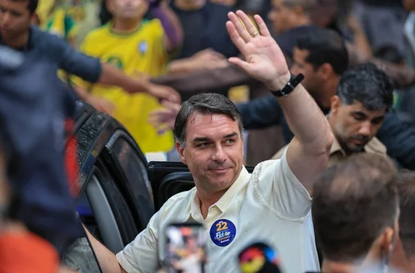 Polícia Federal apura informações sobre possível viagem de Flávio Bolsonaro aos Estados Unidos e consulta autoridades argentinas.