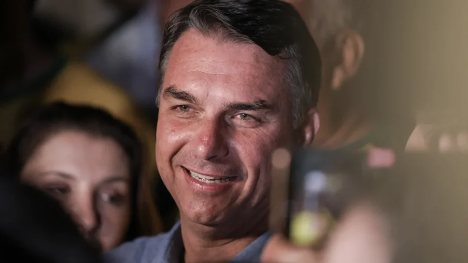 Flávio promete menos impostos e mais policiais para chegar ao Planalto