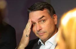 Flávio Bolsonaro pode ser preso preventivamente? PF esclarece após saída do Brasil