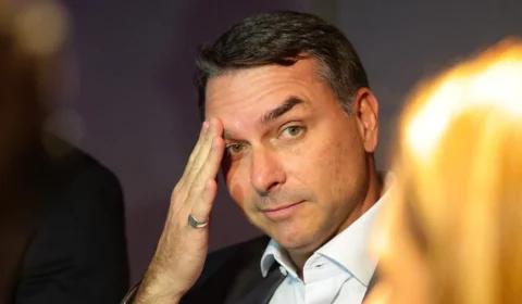 Flávio Bolsonaro pode ser preso preventivamente? PF esclarece após saída do Brasil