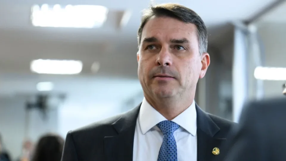Imprensa internacional destaca viagem de Flávio Bolsonaro aos EUA após derrota eleitoral