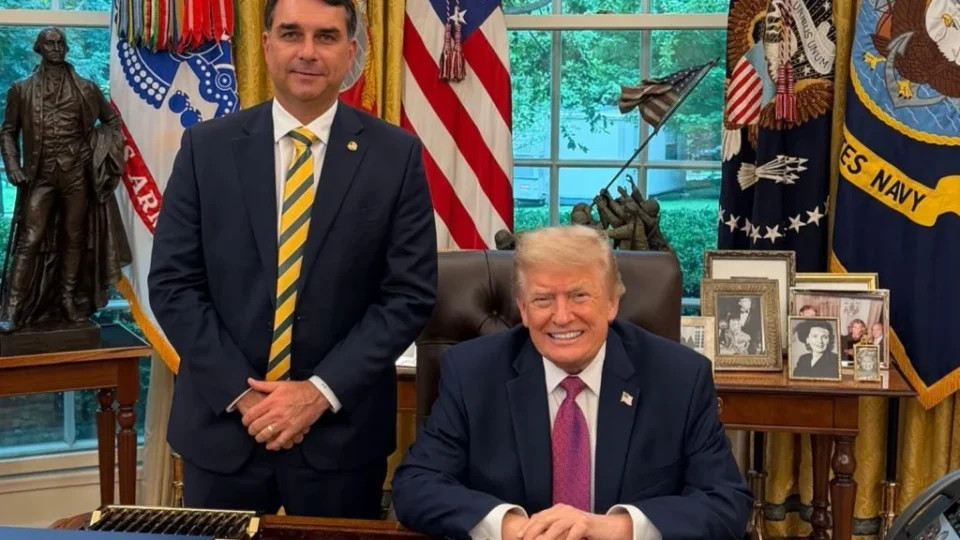 Flávio Bolsonaro deve liderar oposição a Lula dos EUA; Trump deve pressionar Brasil pela economia