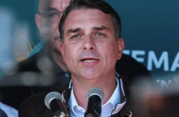 TSE identifica falha técnica em propaganda de Flávio Bolsonaro sem som e determina reexibição