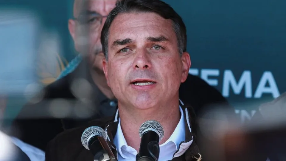 TSE identifica falha técnica em propaganda de Flávio Bolsonaro sem som e determina reexibição