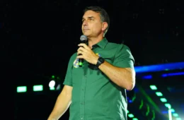 Flávio Bolsonaro diz que foi intimado pela PF a entregar passaporte
