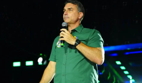 Flávio Bolsonaro é intimado pela PF a entregar passaporte após pedido de Moraes