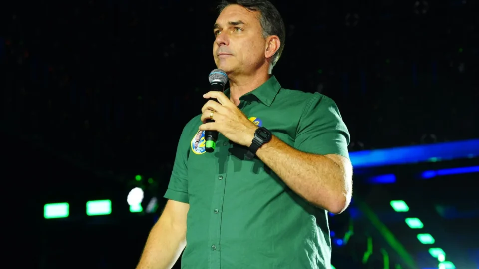 Flávio Bolsonaro diz que foi intimado pela PF a entregar passaporte após pedido de Moraes