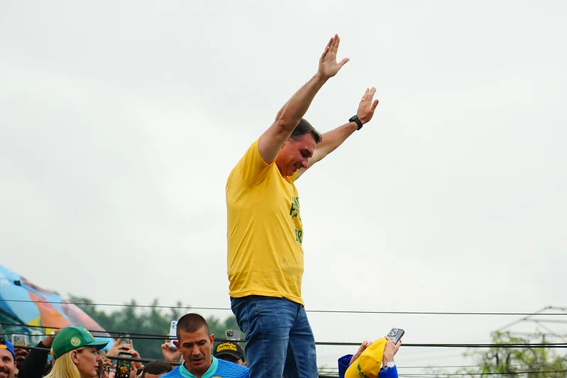 Flávio Bolsonaro teria participado de festa em lancha com empresários e prostitutas durante a pandemia, segundo reportagem da Piauí