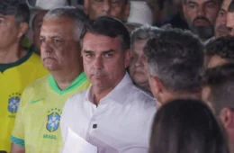 Flávio Bolsonaro nega viagem aos EUA e desafia STF após derrota