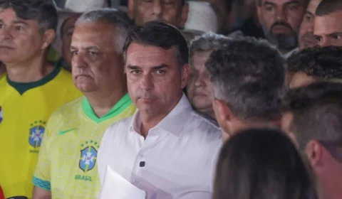 Flávio Bolsonaro nega fuga aos EUA e desafia STF após derrota