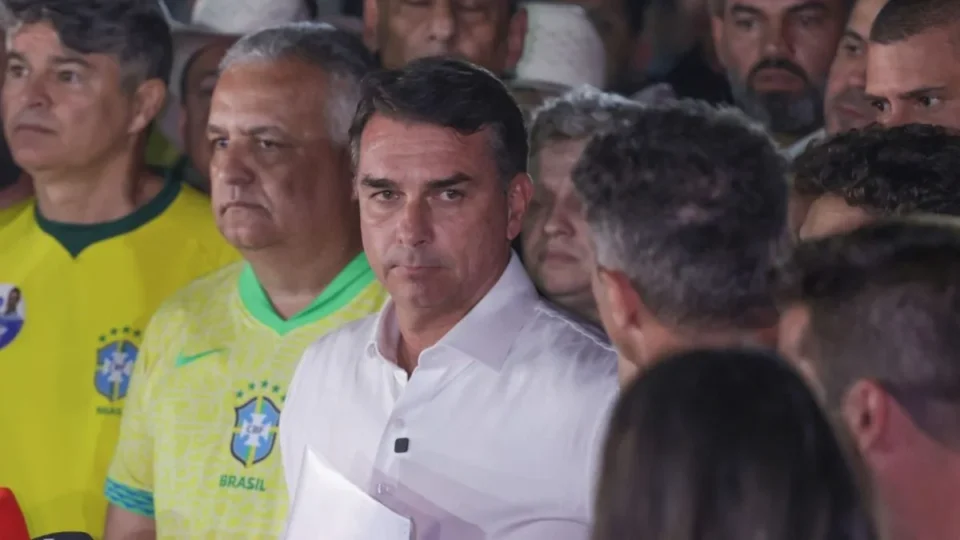 Flávio Bolsonaro nega viagem aos EUA e desafia STF após derrota
