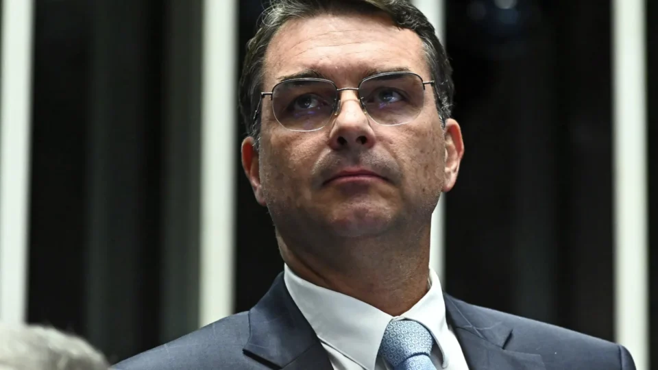 Casa Rosada nega entrada de Flávio Bolsonaro na Argentina em nota oficial