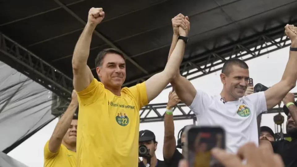 Após vitória no TSE, Douglas Ruas surge ao lado de Flávio Bolsonaro em vídeo; assista