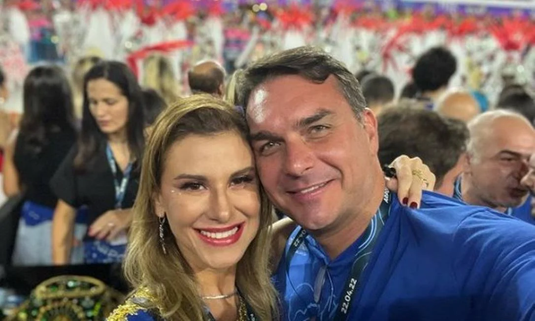 Até o momento, não foram divulgadas provas que relacionem a visita de Flávio Bolsonaro ao camarote com os crimes apurados pela Polícia Federal.