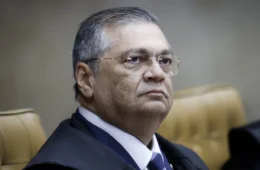 Dino defende decisões judiciais que alteraram debate da Globo e questiona críticas a ministra