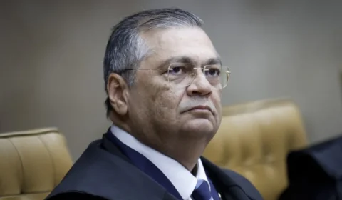 Dino defende decisões judiciais que alteraram debate da Globo e questiona críticas a ministra