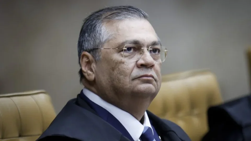 Dino defende decisões judiciais que alteraram debate da Globo e questiona críticas a ministra