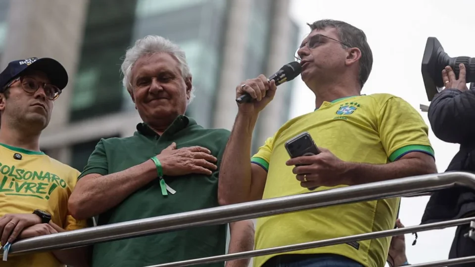 Flávio vai em busca de aliados e abraça centrão para 2° turno apertado