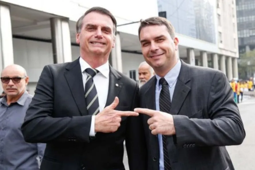 O maior desafio de Flávio é também a principal vantagem de sua candidatura: o sobrenome Bolsonaro. Ele herda uma base eleitoral fiel, a identificação de milhões de brasileiros com a direita e o discurso de oposição ao PT. Mas herda também os desgastes acumulados pelo governo do pai, incluindo a condução da pandemia, as polêmicas políticas e a dificuldade de dialogar com setores que não fazem parte de sua base mais fiel.No debate de domingo, Flávio precisa mostrar que é capaz de representar a continuidade de parte desse projeto sem repetir os erros que afastaram eleitores. Não precisa convencer quem jamais votaria em um Bolsonaro — precisa, sobretudo, transmitir segurança a quem rejeita Lula, mas ainda tem dúvidas sobre a alternativa.