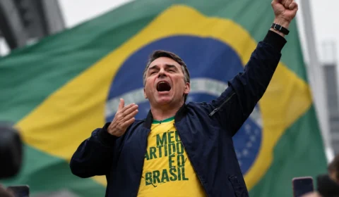 Flávio Bolsonaro repete feito do pai e vence Lula em São Paulo