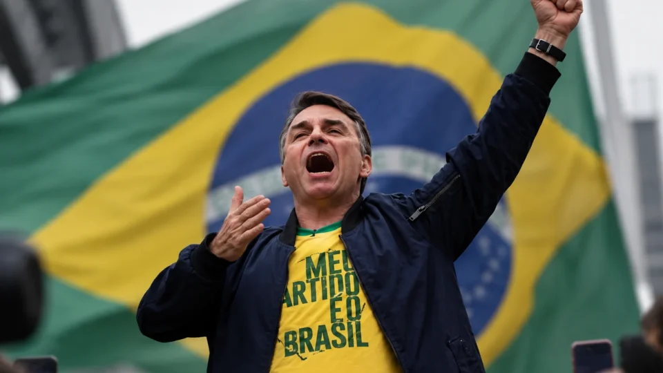 Flávio Bolsonaro repete feito do pai e vence Lula em São Paulo