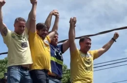 Flávio Bolsonaro faz motocarreata ao lado de Tarcísio no interior de SP