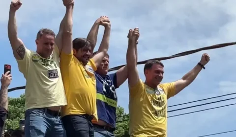 Flávio Bolsonaro faz motocarreata ao lado de Tarcísio no interior de SP