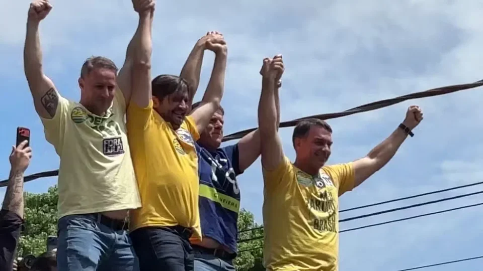 Flávio Bolsonaro faz motocarreata ao lado de Tarcísio no interior de SP