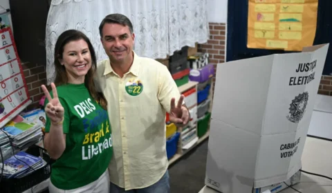 Após votar, Flávio Bolsonaro diz confiar em ‘voto de revolta’ no primeiro turno