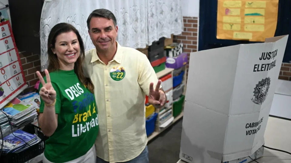 Após votar, Flávio Bolsonaro diz confiar em ‘voto de revolta’ no primeiro turno