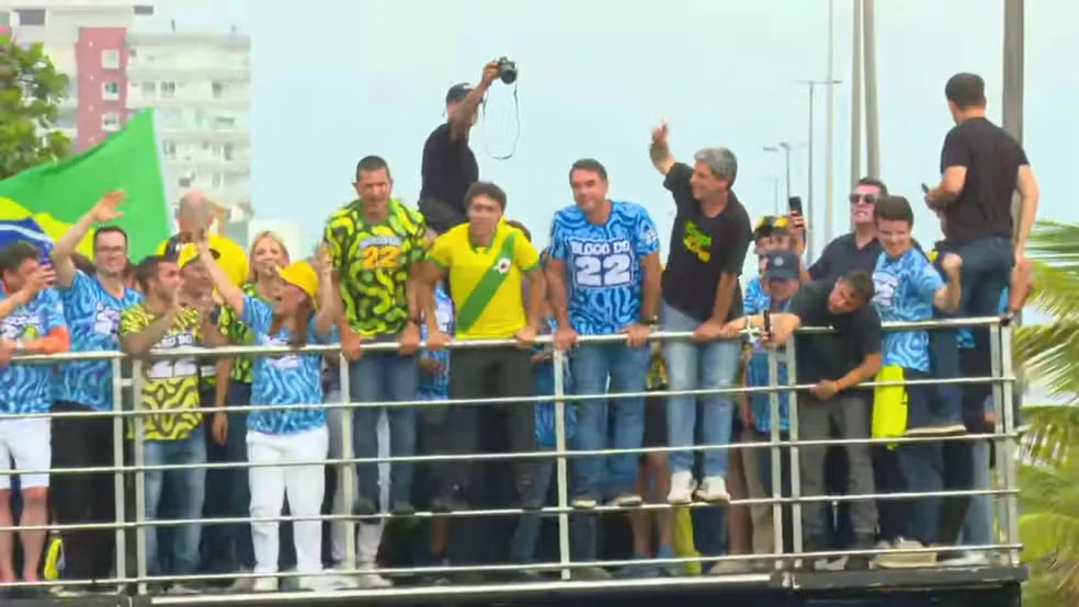Apoiadores de Flávio Bolsonaro se reúnem na Praça do Ó antes do segundo turno