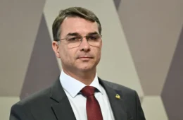 Flávio Bolsonaro e família seguem para Miami após passagem pela Argentina e Equador