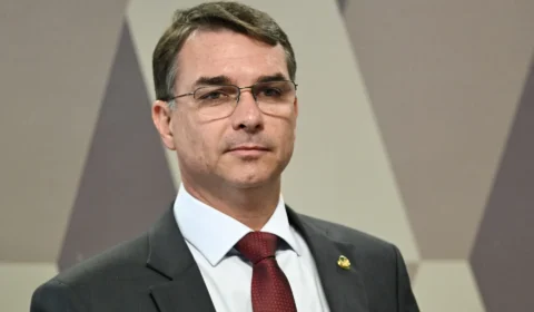 Flávio Bolsonaro e família seguem para Miami após passagem pela Argentina e Equador