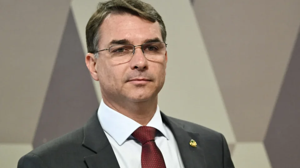 Flávio Bolsonaro e família seguem para Miami após passagem pela Argentina e Equador