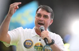 Flávio Bolsonaro desiste de debate da Globo e atribui decisão a “censura” do TSE