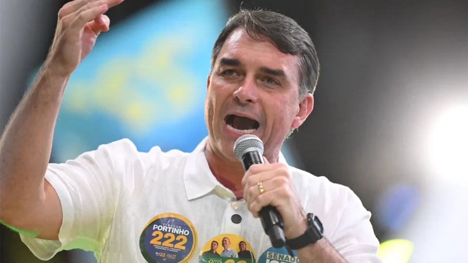 Flávio Bolsonaro desiste de debate da Globo e atribui decisão a “censura” do TSE
