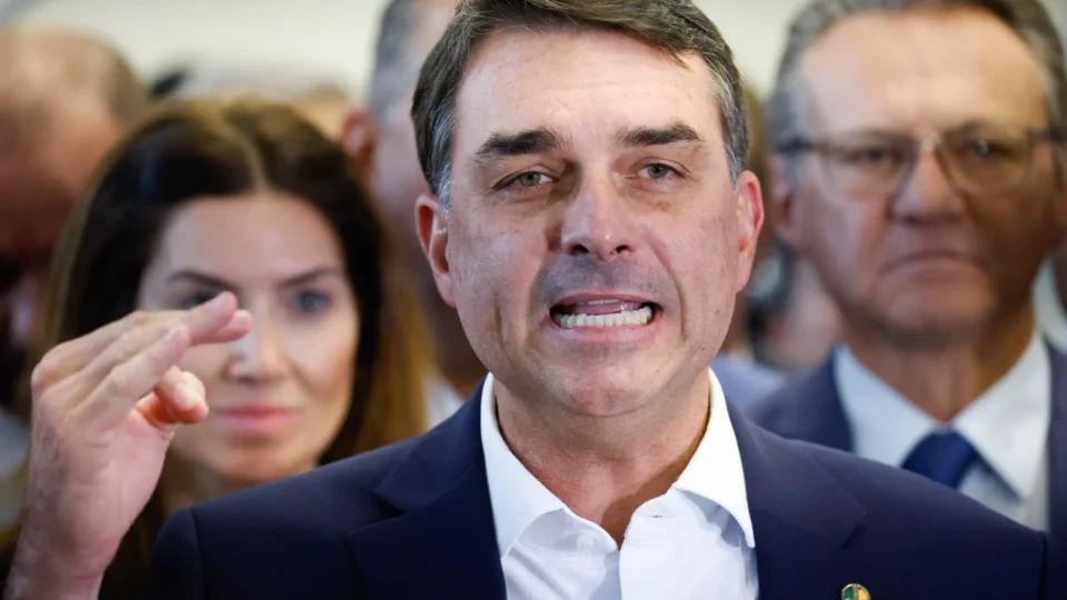 TSE manda derrubar site que oferecia criptomoedas por publicações pró-Flávio Bolsonaro