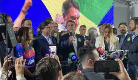 Flávio associa criminosos a Lula, anuncia plano de segurança e promete criar Ministério da Prosperidade