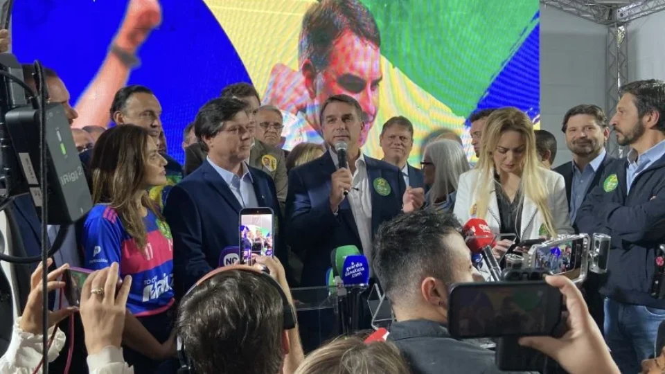 Flávio associa criminosos a Lula, anuncia plano de segurança e promete criar Ministério da Prosperidade