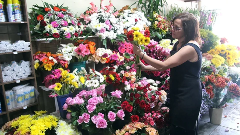 Venda de flores para Finados deve crescer 5,2%, mas preços sobem em MG